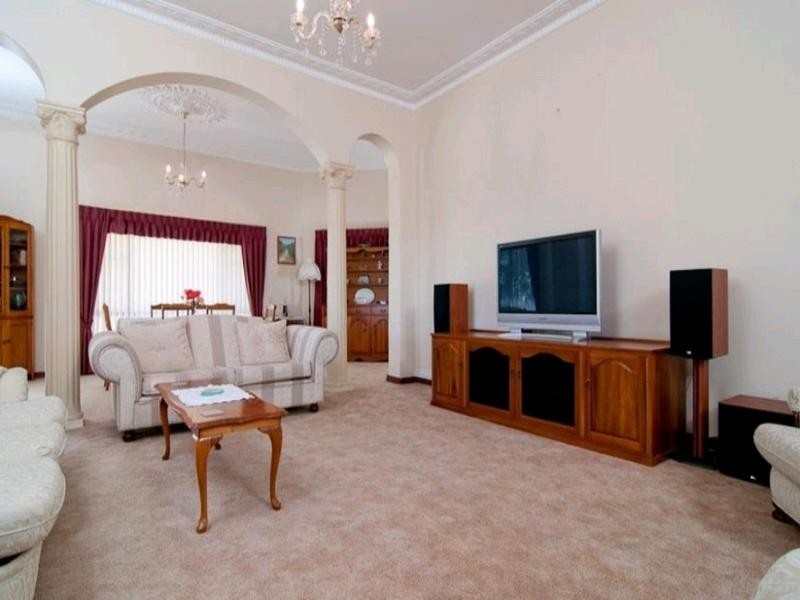 6 Grevillea Crescent, Swan View WA 6056