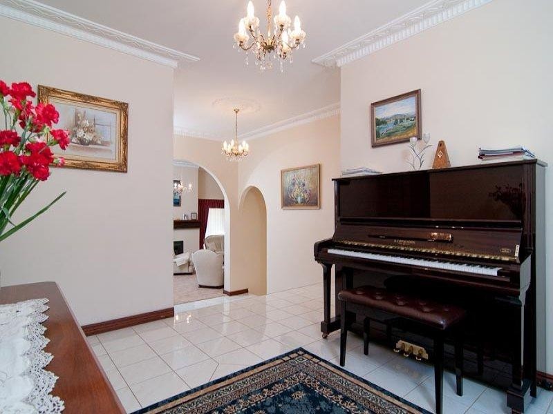 6 Grevillea Crescent, Swan View WA 6056