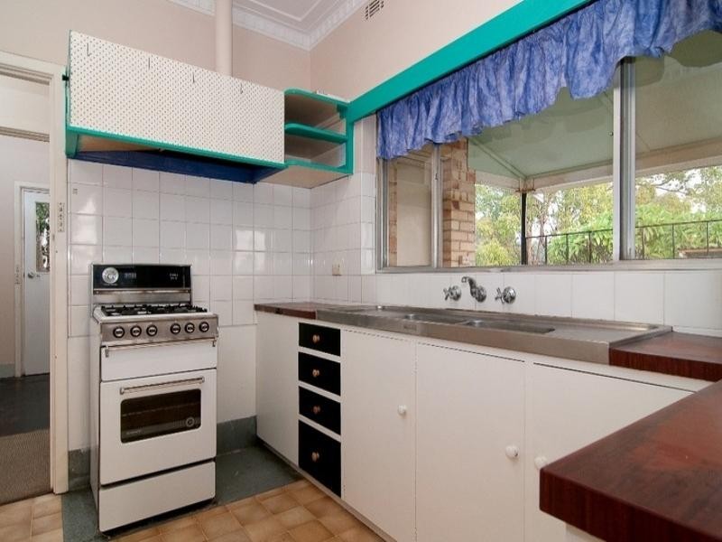 14 Russell Road, Greenmount WA 6056