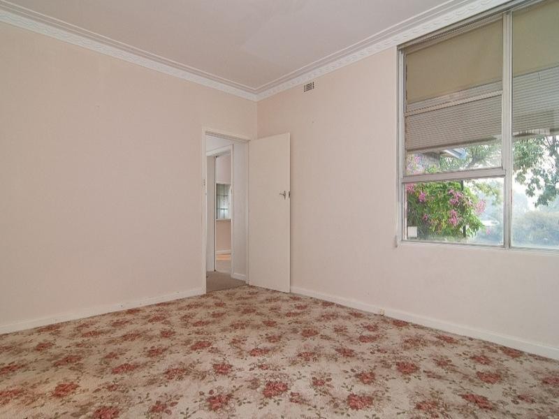 14 Russell Road, Greenmount WA 6056