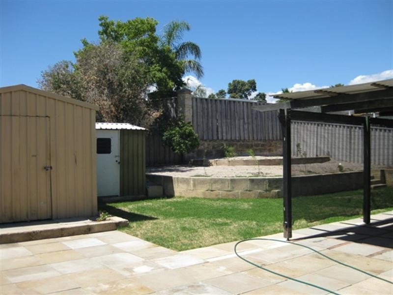 26 Burton Retreat, Stratton WA 6056