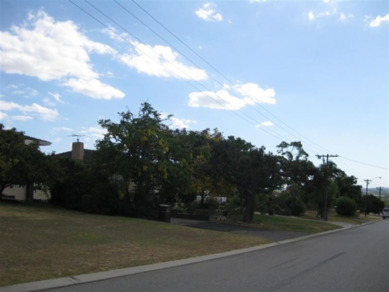 16 Bladon Way, Swan View WA 6056