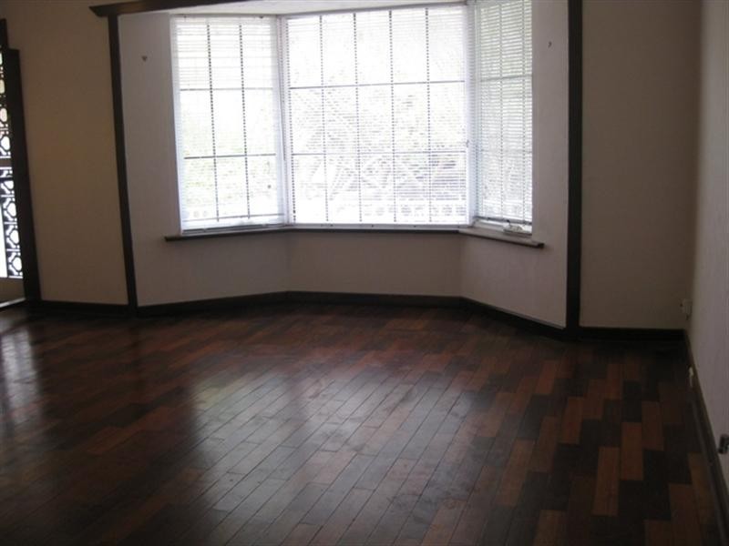 6 Russell Road, Greenmount WA 6056