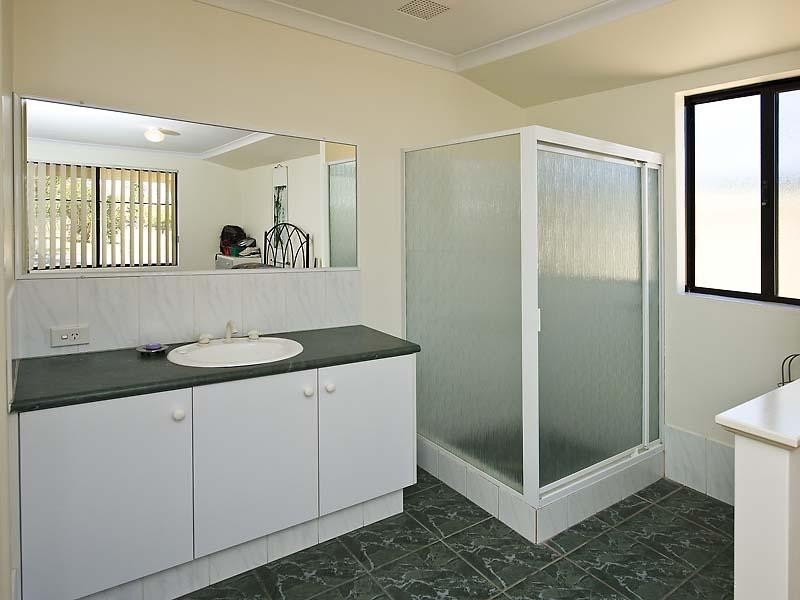 32 Weld Road, Swan View WA 6056