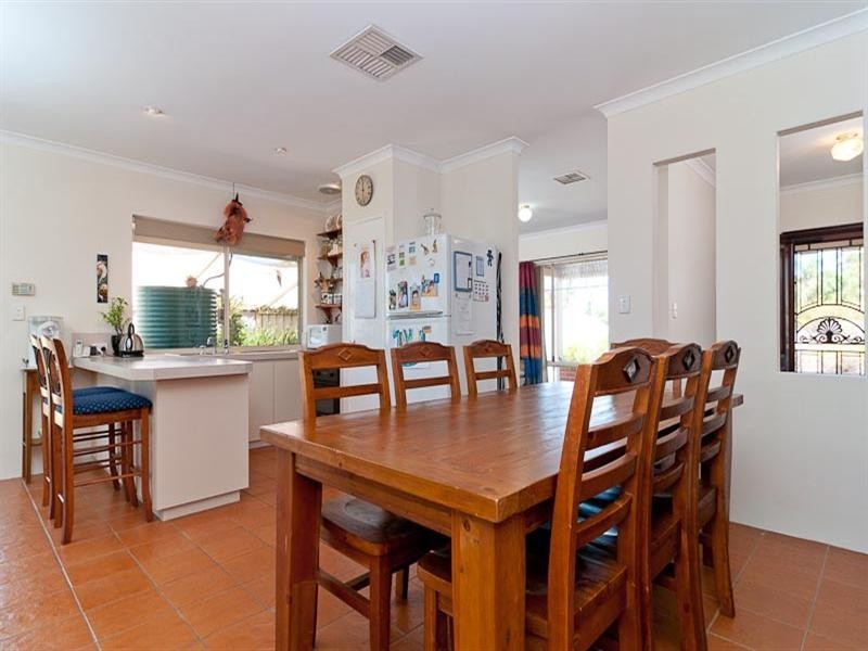 11 Kurrat Elbow, South Guildford WA 6055