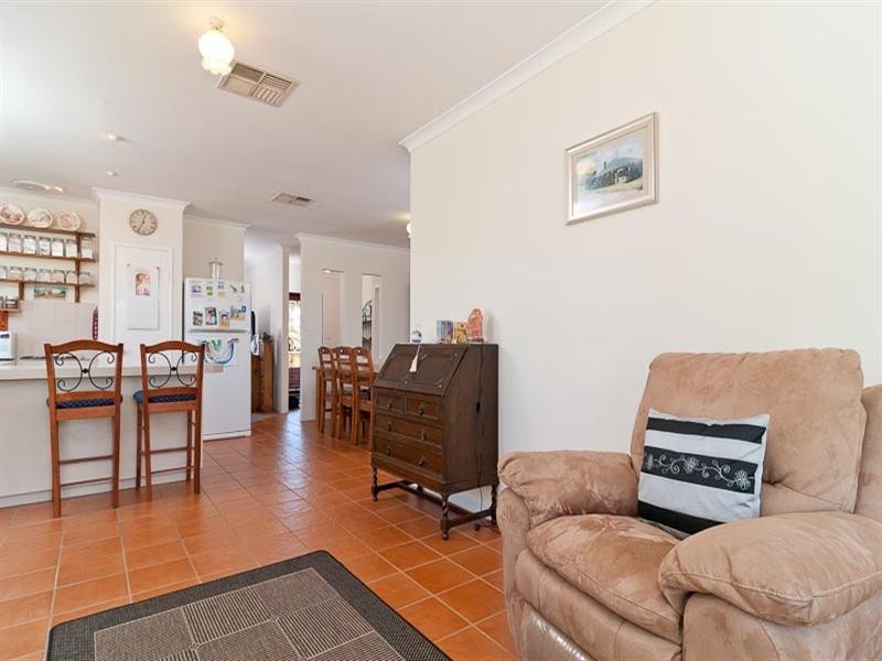 11 Kurrat Elbow, South Guildford WA 6055