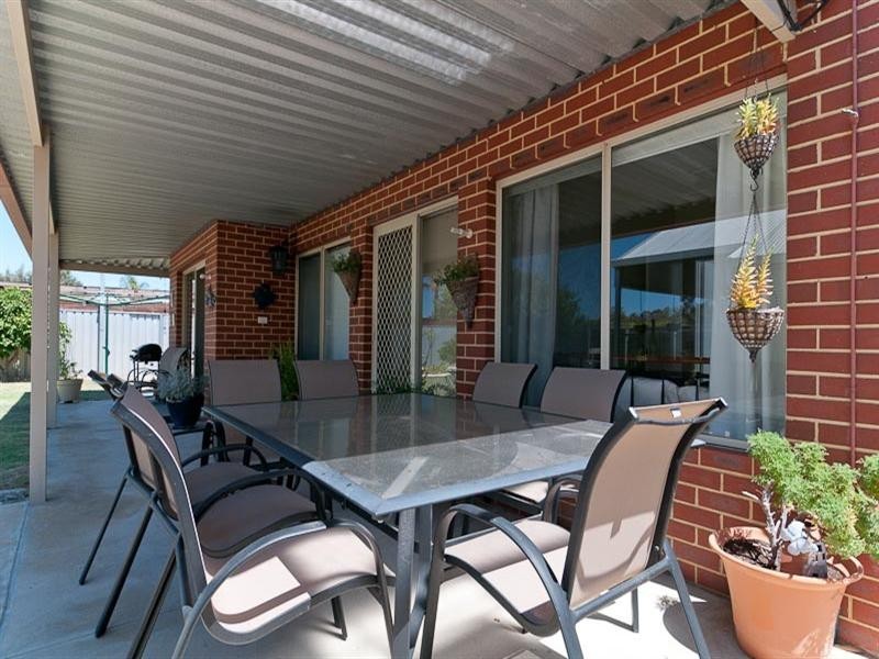 11 Kurrat Elbow, South Guildford WA 6055