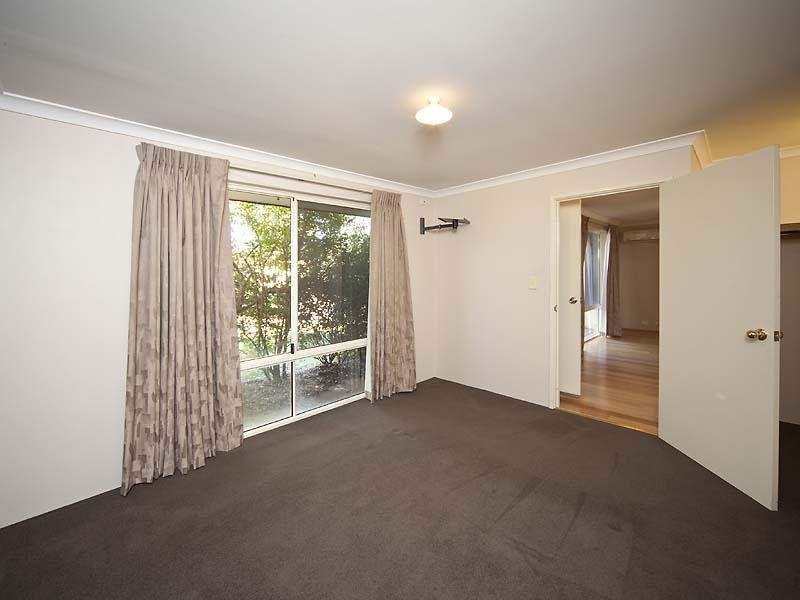 16 Pyrenees Court, Caversham WA 6055