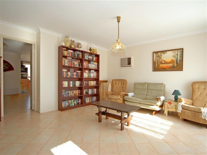 8 Squires Gardens, Stratton WA 6056