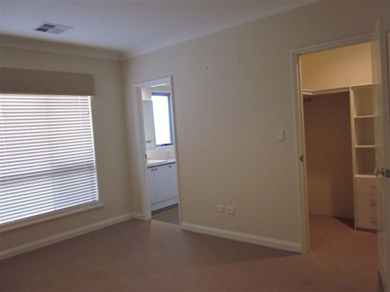 6 Parkfarm Drive, South Guildford WA 6055