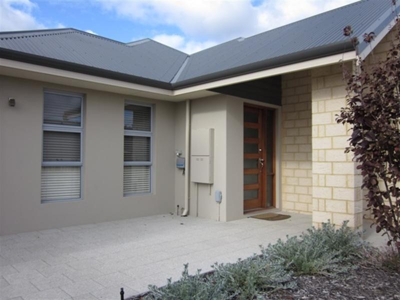 6 Parkfarm Drive, South Guildford WA 6055