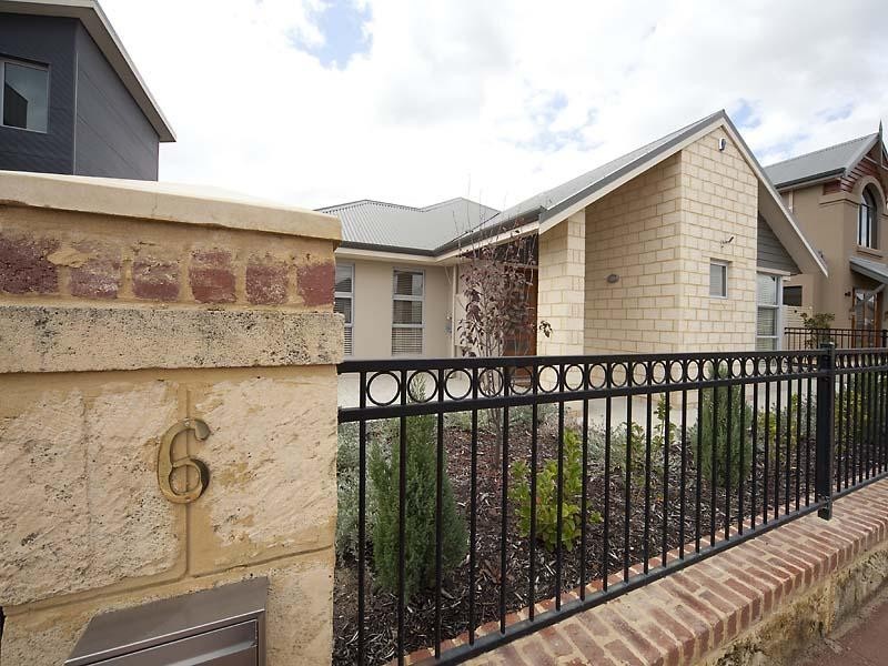 6 Parkfarm Drive, South Guildford WA 6055