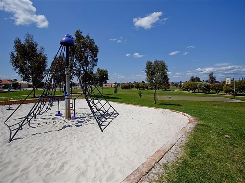 16 Tuscany Place, Caversham WA 6055