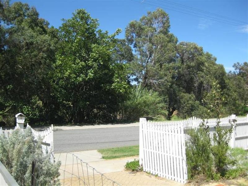 7 Wangalla Road, Koongamia WA 6056