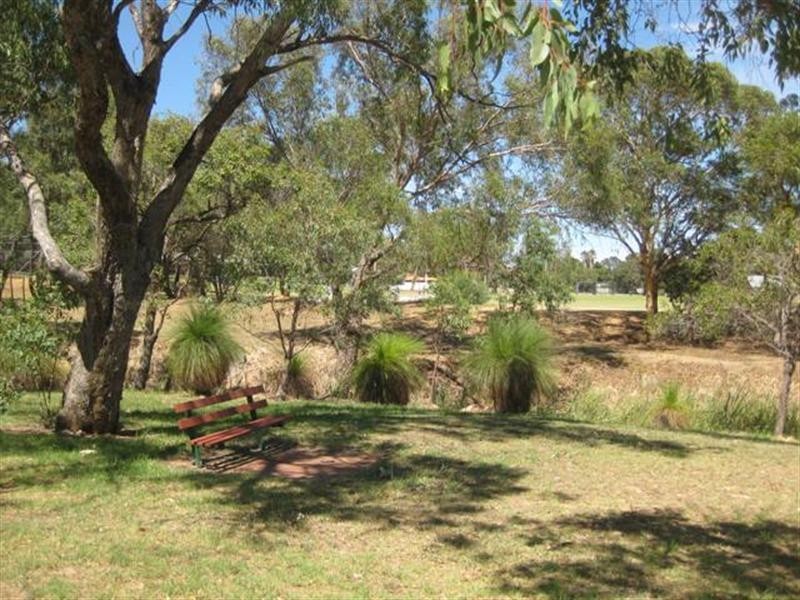 7 Wangalla Road, Koongamia WA 6056
