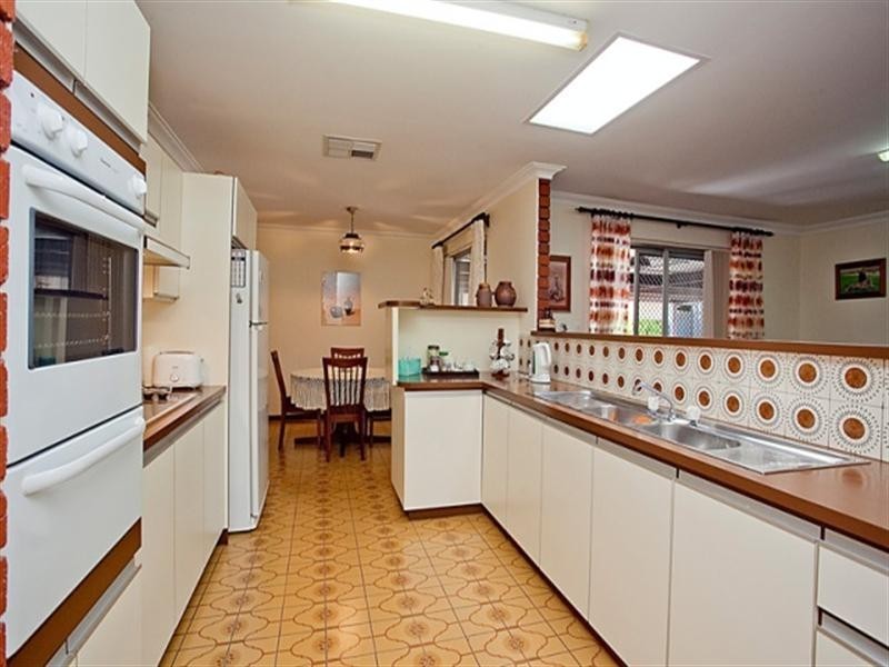 33 Christowe Drive, Swan View WA 6056