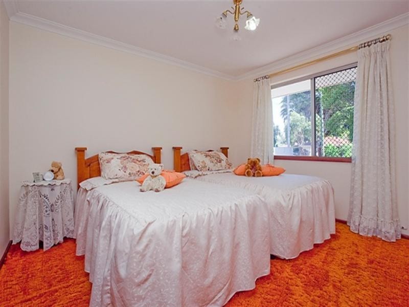 33 Christowe Drive, Swan View WA 6056