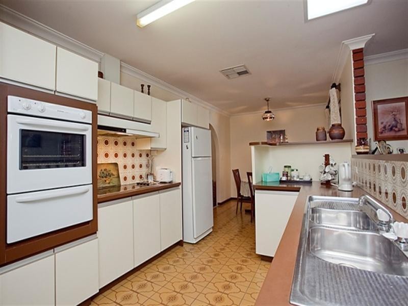 33 Christowe Drive, Swan View WA 6056