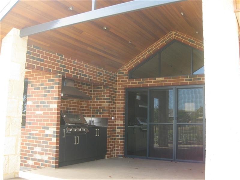 15 Pexton Drive, South Guildford WA 6055
