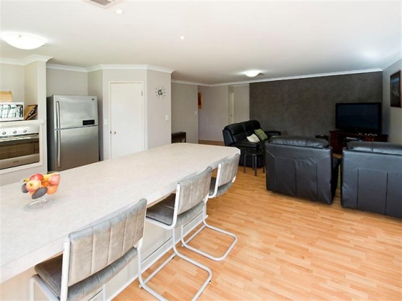 118 Lakeside Drive, Helena Valley WA 6056