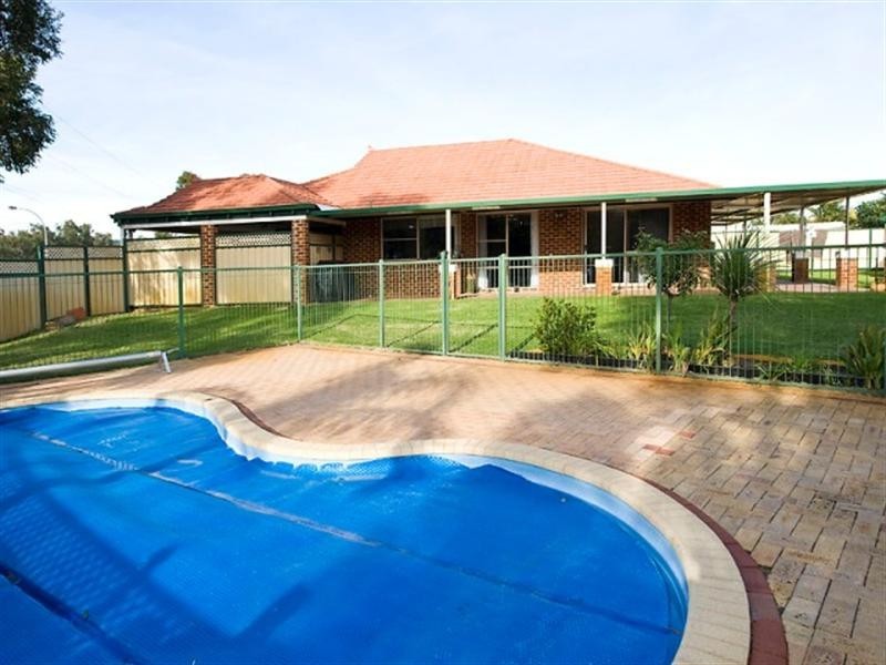 118 Lakeside Drive, Helena Valley WA 6056