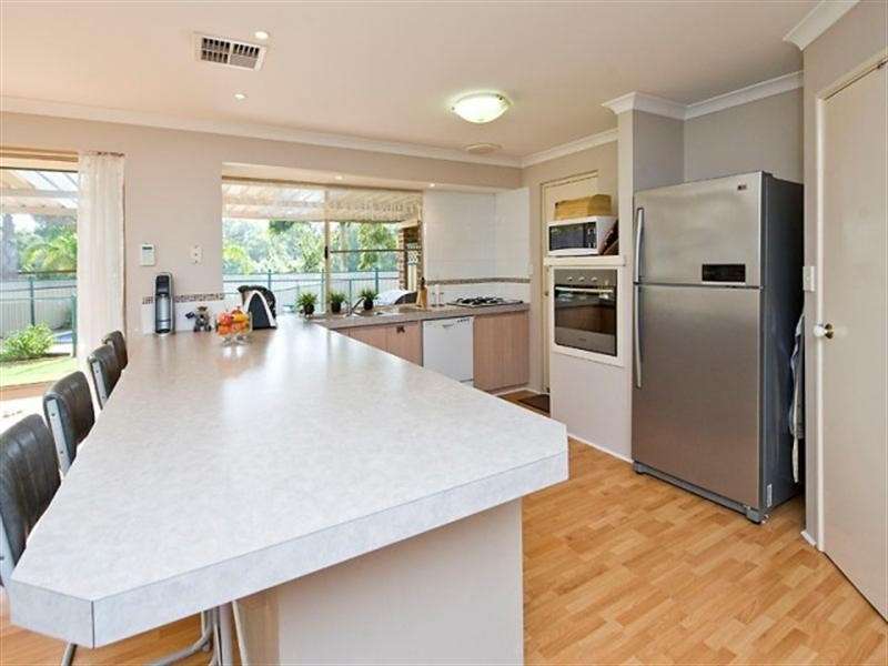 118 Lakeside Drive, Helena Valley WA 6056