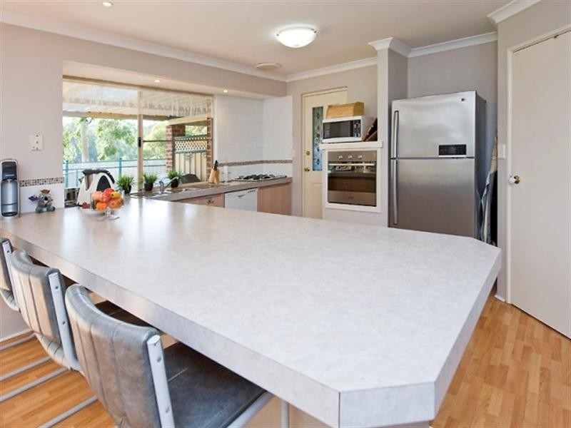 118 Lakeside Drive, Helena Valley WA 6056