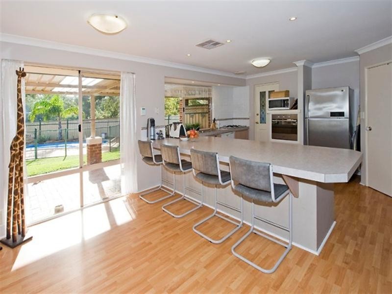 118 Lakeside Drive, Helena Valley WA 6056