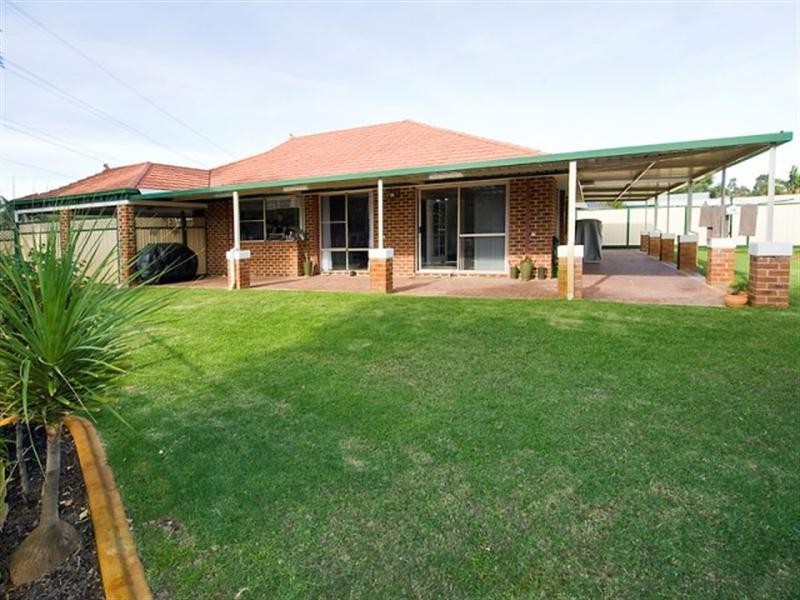 118 Lakeside Drive, Helena Valley WA 6056