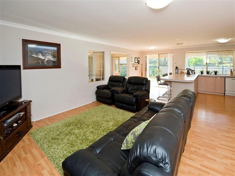 118 Lakeside Drive, Helena Valley WA 6056