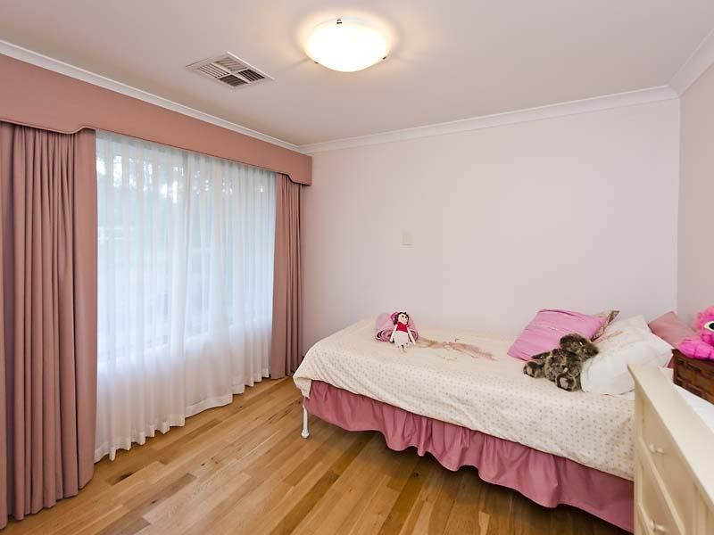 18 National Park Road, Swan View WA 6056