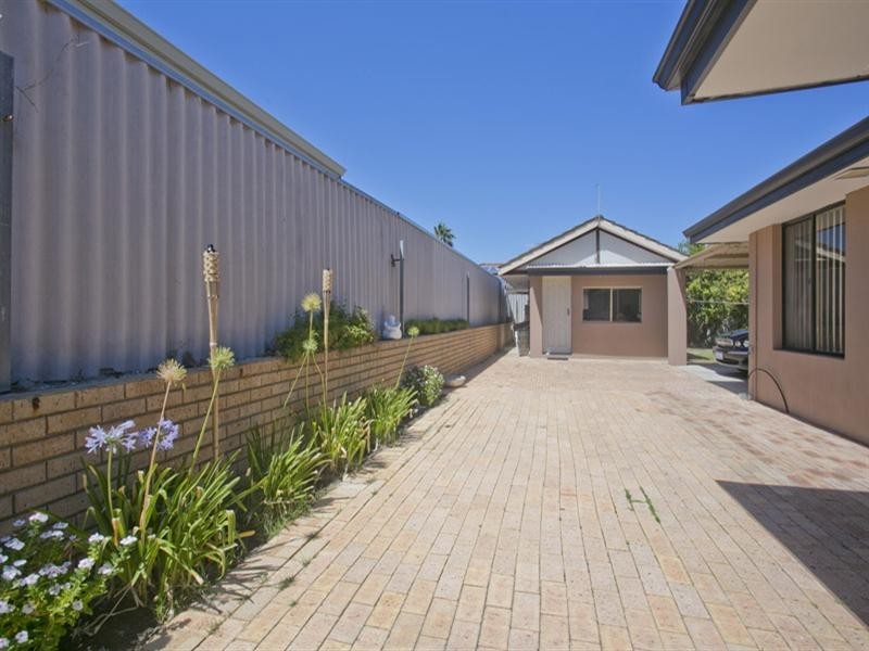 16 Augustus Way, Marangaroo WA 6064