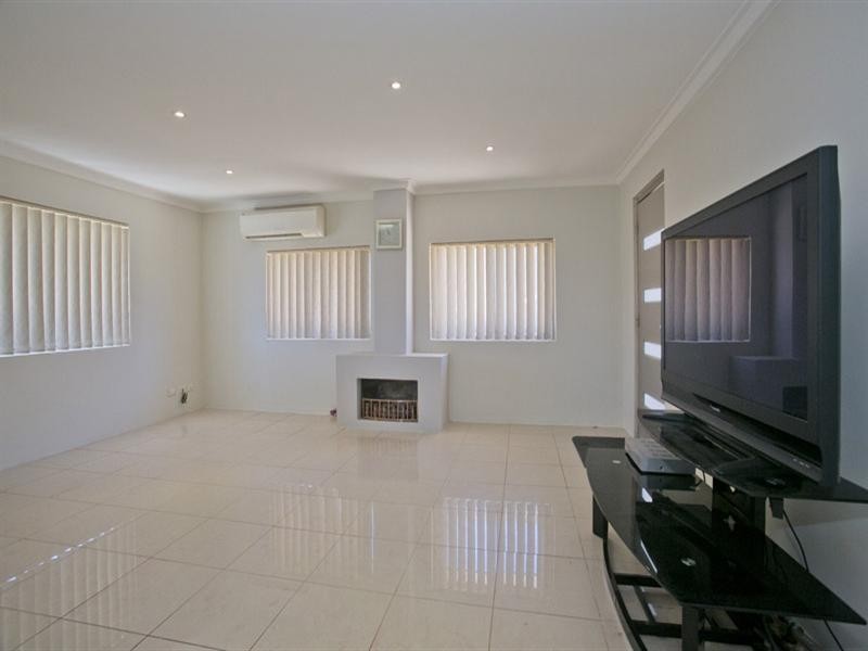 16 Augustus Way, Marangaroo WA 6064