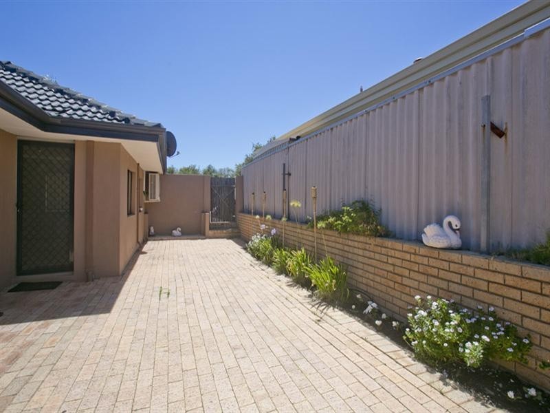 16 Augustus Way, Marangaroo WA 6064