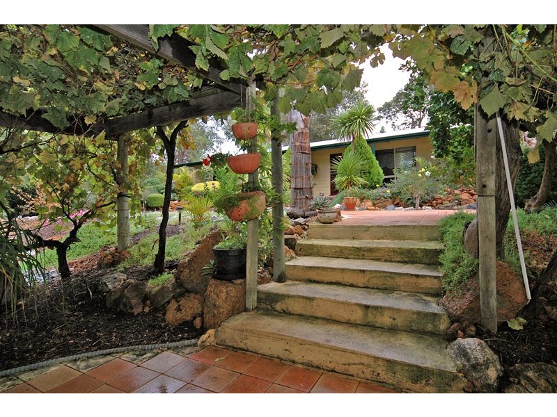 4 Darkan Street, Mundaring WA 6073