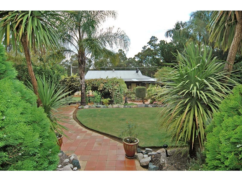 4 Darkan Street, Mundaring WA 6073