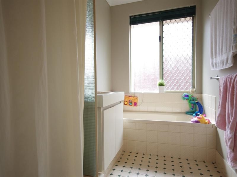 17 Ungaroo Road, Westminster WA 6061