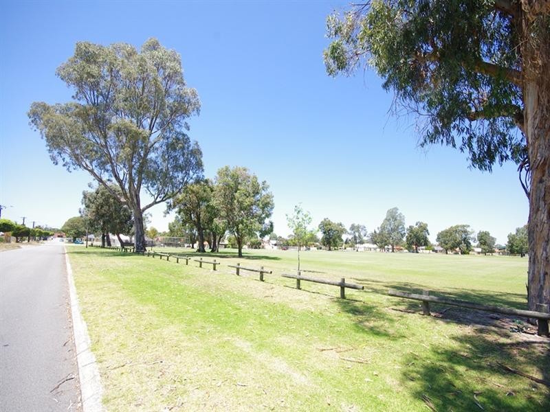 17b Robertsbridge Road, Nollamara WA 6061