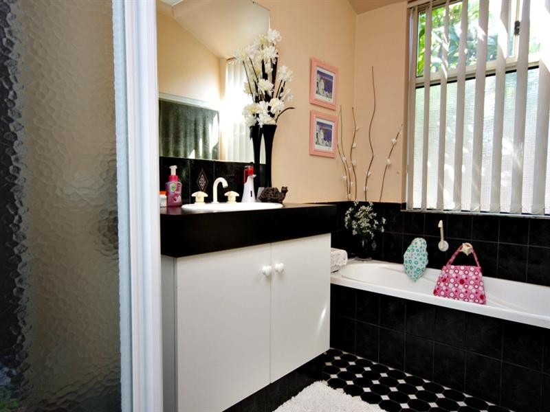 8 Curtin Road, Marangaroo WA 6064