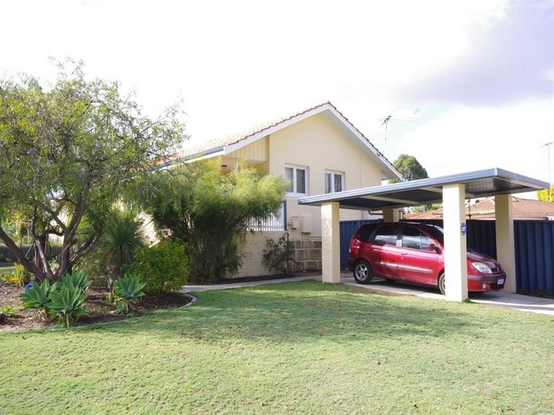 2b Templeton Crescent, Girrawheen WA 6064