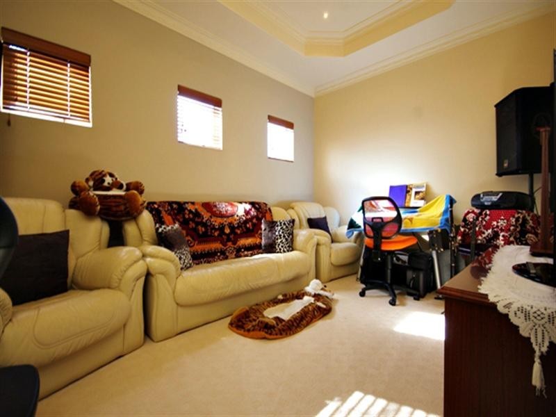 8 Romaine Loop, Darch WA 6065