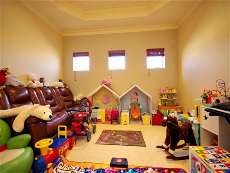 8 Romaine Loop, Darch WA 6065