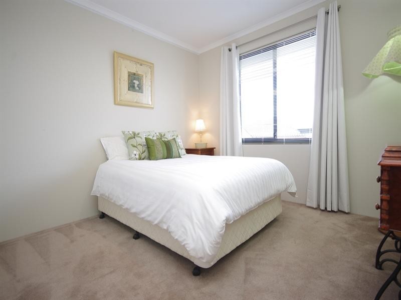 18b Ravenswood Drive, Nollamara WA 6061