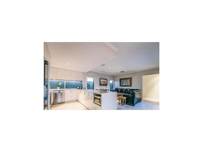 2 Anguilla Gardens, Iluka WA 6028