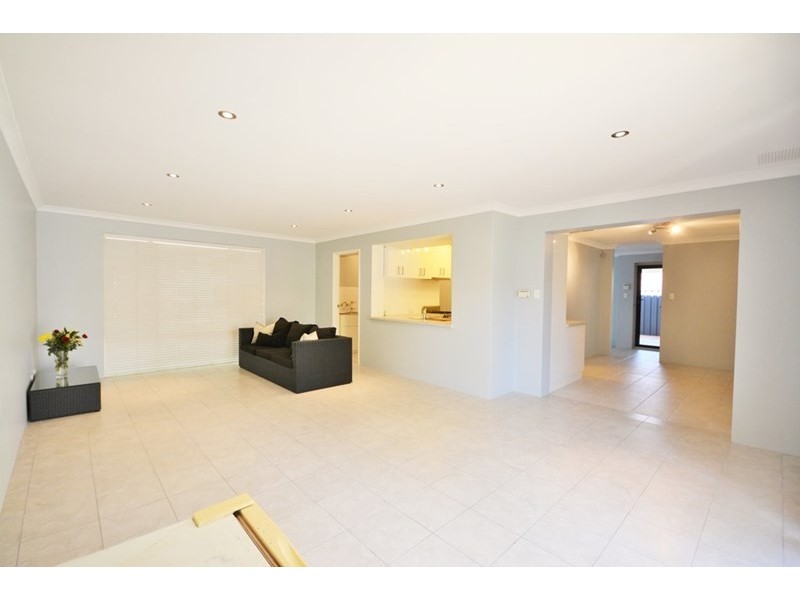 10 Oakleaf Circle, Mirrabooka WA 6061