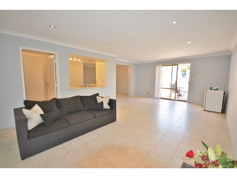 10 Oakleaf Circle, Mirrabooka WA 6061