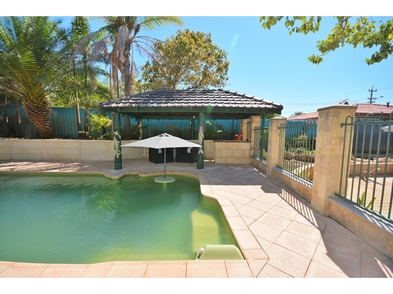 10 Oakleaf Circle, Mirrabooka WA 6061