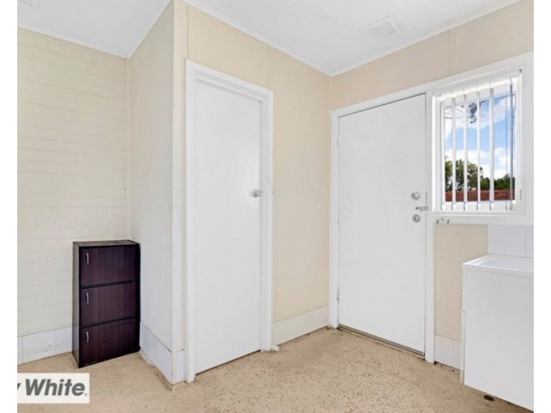 6c Connell Way, Girrawheen WA 6064