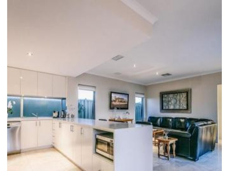 2 Anguilla Gardens, Iluka WA 6028