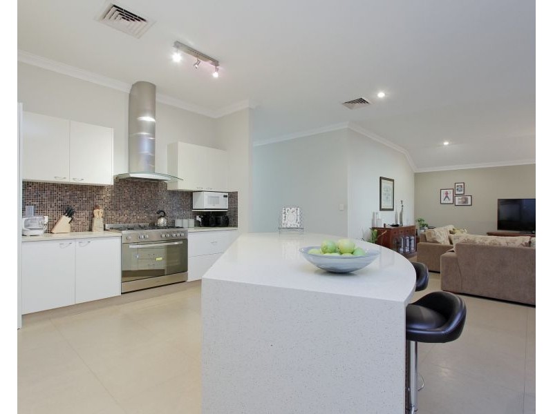 10 Smallbrook Retreat, Caversham WA 6055